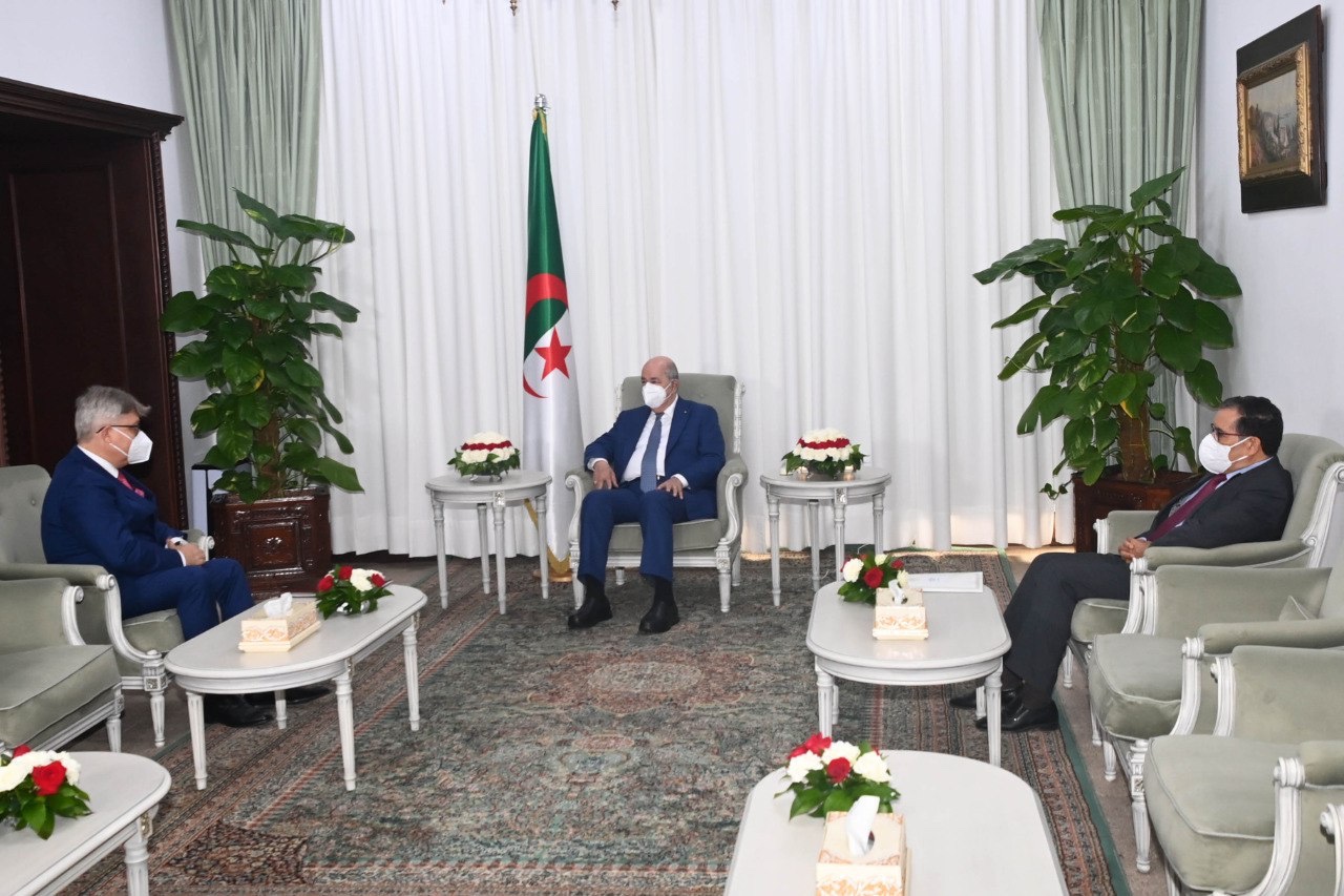 Peut être une image de 3 personnes, personnes debout et intérieur