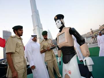 Le premier robot de police opérationnel à Dubai